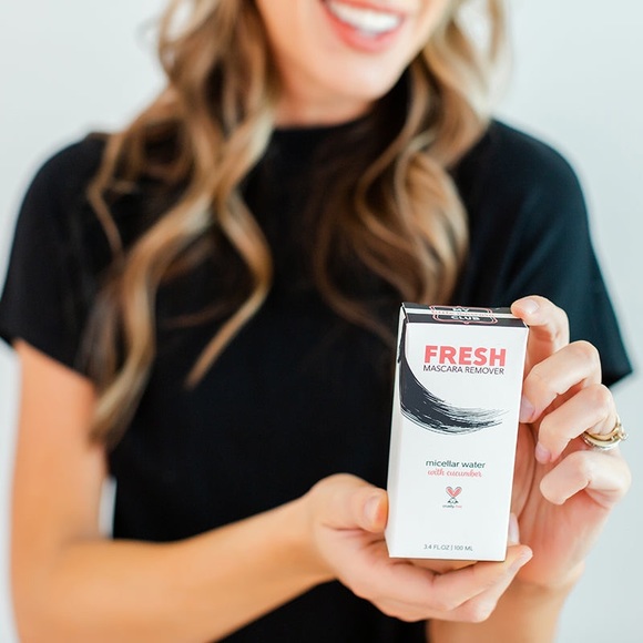 FRESH: Micellar Water Mascara Remover with Cucumber - Picture 2 of 5